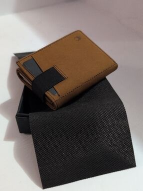 Brown Minimalist Men’s Wallet with Elastic Strap
